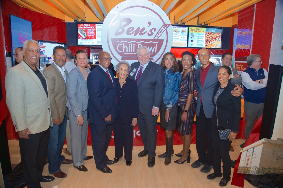 mayorbcyoung's tweet photo. We are excited to have the first @benschilibowl location in Maryland here at @HorseshoeBmore. I am thrilled to declare today as #BensChiliBowl Day and to welcome the Ali family to #Baltimore!
#mybmore #buildingbaltimore #benschilibaltimore https://t.co/OTbxEwUB4h
