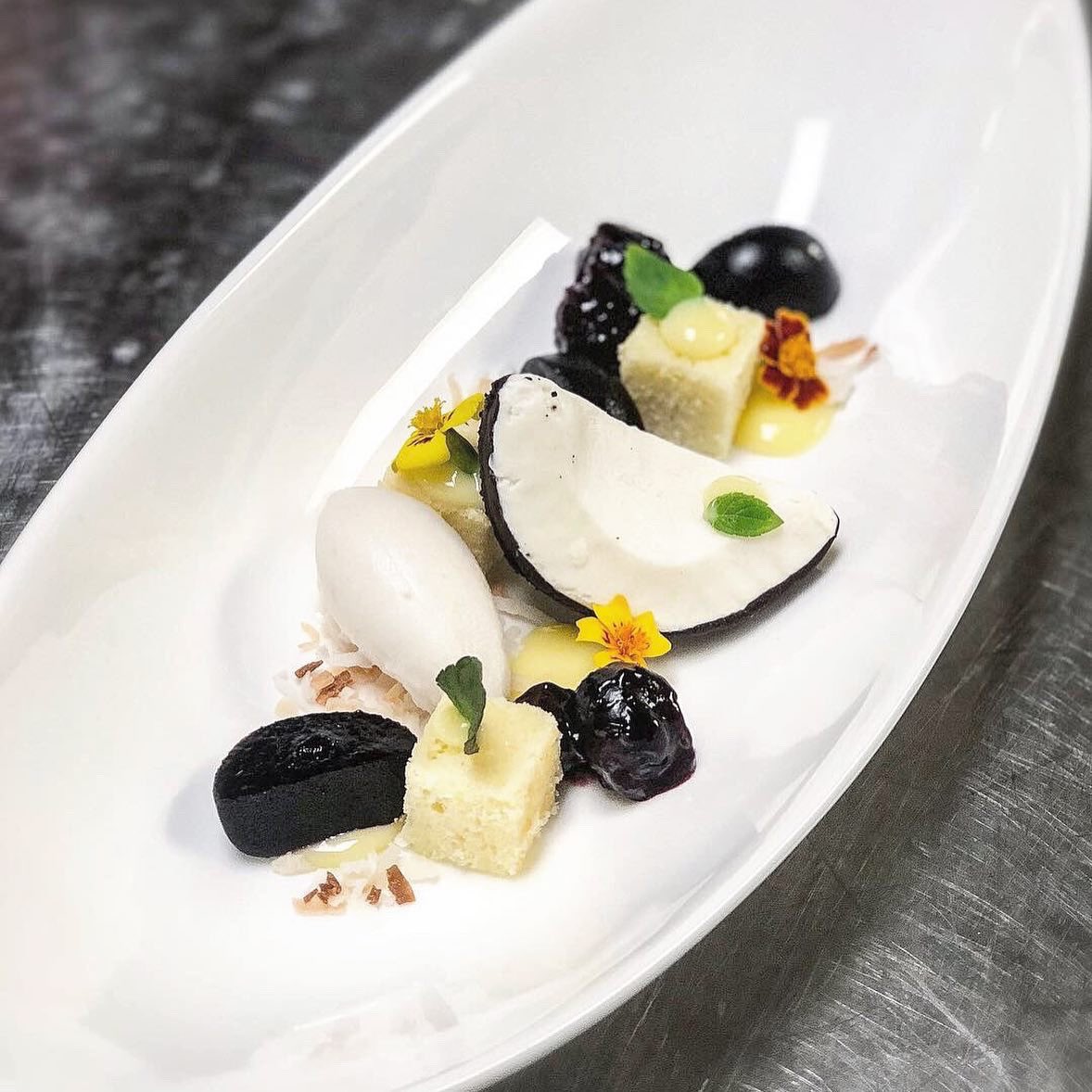 jordan_pilarski's tweet photo. Coconut 🥥 🌴 #plated #platedpics #pastryart #dessertfirst https://t.co/VZYnCAuZJa