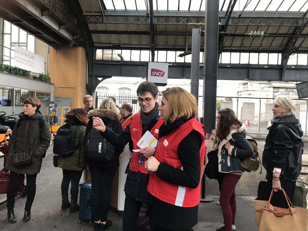 alainkrakovitch's tweet photo. Accueil à Paris-Est des clients qui étaient ce matin dans le TGV accidenté, par les équipes de la gare. La prise en charge de nos clients est notre priorité. Le conducteur va bien. Merci à nos agents de TGV Est, à la Préfecture, aux services de secours, à la mairie d’Ingenheim. https://t.co/oY03icIktY