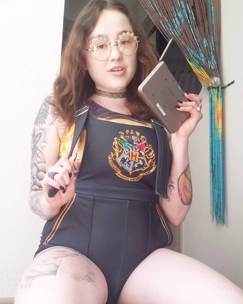 HighnessTatted's tweet photo. Think I'll spend my day #Gaming and smoking #Weed with my #Cats..
#Tattoos #GirlsWithTattoos #Tatted #TattedWomen #PhotoOfTheDay #HarryPotter #Nerd #Gamer #GamerGirl #HarryPotterFan #BlackMilkClothing #BluntedObjects https://t.co/ILlgYU3RwC