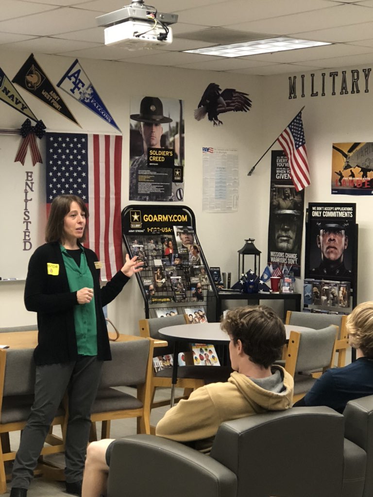 QCHS_CCC's tweet photo. #AHourPresentstion with Mrs.Golba from @barretthonors. Educating our #BarrettBoundBulldogs about personalized attention & customizable curriculum for #BarrettHonors. #PriorityReg #TravelAbroad #communityprojects #PersonalDevelopment #BatrettScholarships #Internships #QCLeads https://t.co/fWxoPyh1Y5