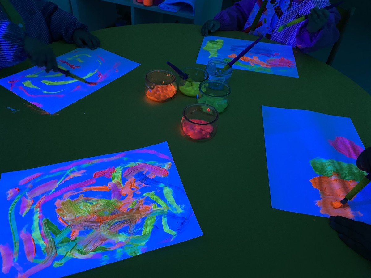 ERocaprevera's tweet photo. Els nens i nenes de P2, aprofitem l’aula de llum i foscor per anar-hi a fer racons: motricitat fina, pintura fluorescent i construccions... 🎨#ERinfantil https://t.co/VDIj4QpMH9
