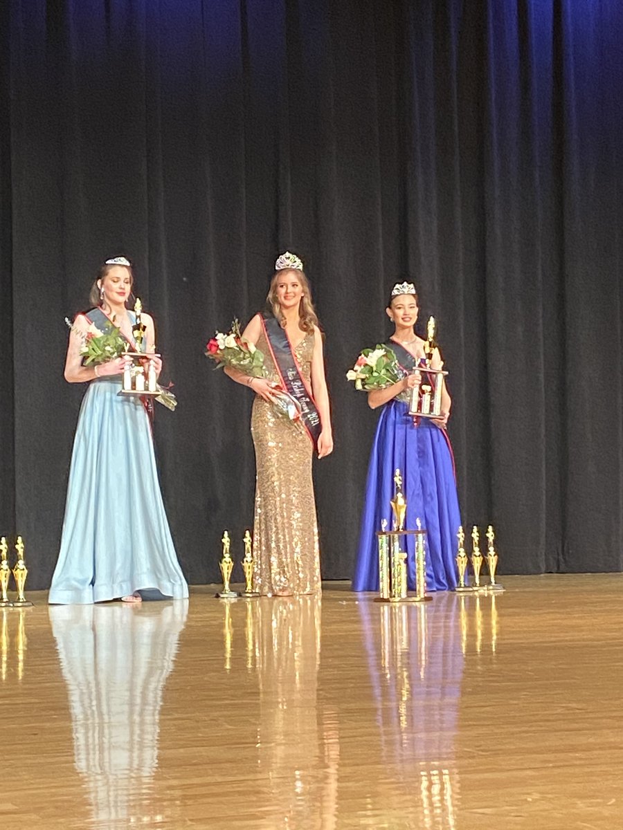 BishopKennyHS's tweet photo. It was a beautiful night at the #MissBK Pageant yesterday. The 2nd runner up went to Elizabeth Coyle. 1st Runner up was Sarah Roberts. And last, but certainly not least, your newly crowned 2021 Miss Bishop Kenny, Ansley Gibson!
Congrats, ladies! #WeAreBishopKenny #KennyPride https://t.co/68YYrBHK9B