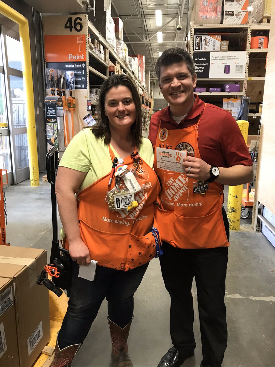Infocus Captain Stephanie leads by example constantly. I caught her navigating lift equipment out the Pro doors and under the canopy while maintaining zone of safety! Thank you Stephanie! #safetyselfienp #safetyispersonal @KevinMasseyTHD @bobgatesHD3024 @ShowMeShawnD196