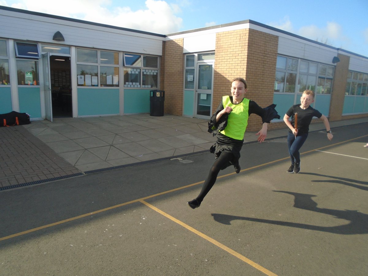 ClaveringTS27's tweet image. #6JB As part of our Harry Potter themed #WorldBookDay. We created brooms and competed in a quidditch tournament. Our favourite part of the game was definitely electing a child to be the golden snitch for the seekers to chase!🧙‍♂️🧙‍♀️⚡️📚