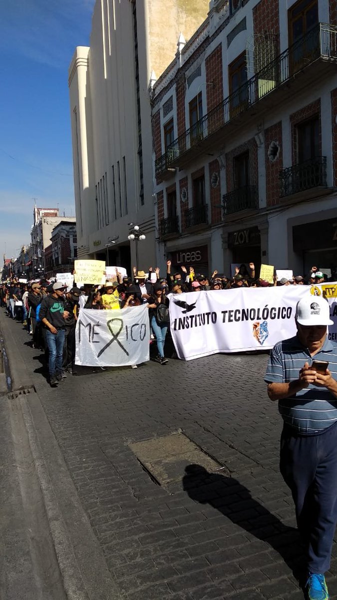 CoparmexPuebla's tweet photo. Los estudiantes logran hacer lo que muchos no pudieron, unir a una sola voz a padres, maestros y sociedad en general. Puebla se convirtió en un lugar inseguro, exigimos soluciones inmediatas que garanticen seguridad.  #MegaMarchaUniversitaria #PorUnaPueblaSegura @fernandotrevino https://t.co/4Bu93ZoZHs