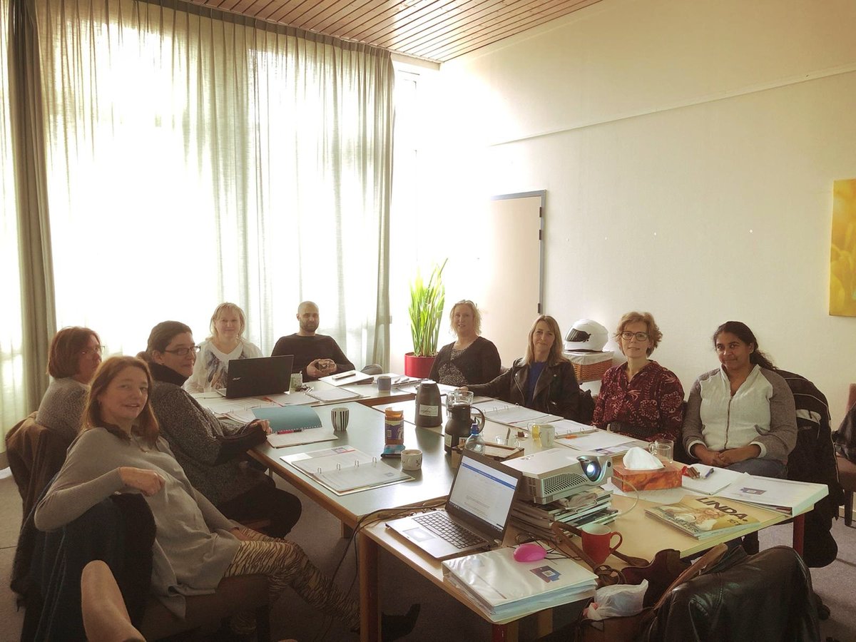 Crisiskaartggz's tweet photo. Deze 9 geweldige mensen worden nu bij @RCOdeHoofdzaak in #Hoorn getraind om Crisiskaart consulent te worden! 👍😊 https://t.co/nd4fS326w7