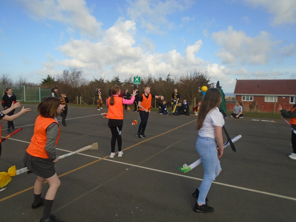 ClaveringTS27's tweet image. #6JB As part of our Harry Potter themed #WorldBookDay. We created brooms and competed in a quidditch tournament. Our favourite part of the game was definitely electing a child to be the golden snitch for the seekers to chase!🧙‍♂️🧙‍♀️⚡️📚