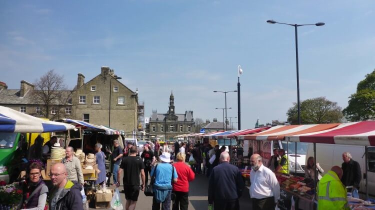 VisitBuxton's tweet photo. Coming up in #Buxton: Buxton Market, craft &amp; jewellery fair, Ardal O'Hanlon &amp; Milton Jones, wildlife photography talk, cave tours, back-stage tours, films, quiz, art exhibitions, college open day, live music &amp; #BlueBingo party night!

Find out more at https://t.co/YW4bKmCQmU https://t.co/EpbVrkXpqc