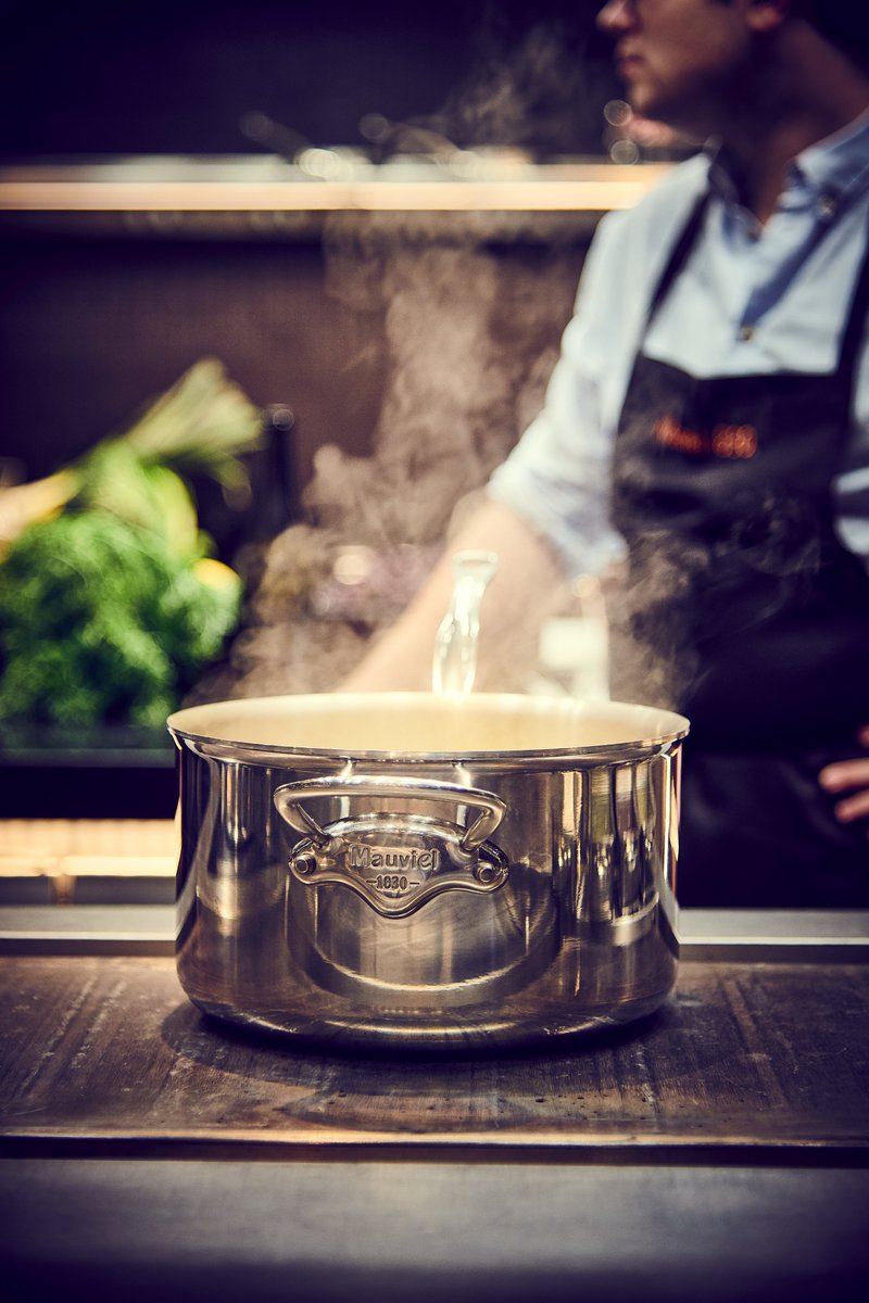 Ce mois-ci pour nos cours de cuisine de 2h nous mettons à l'honneur un magnifique produit de saison : l'asperge. Pour les gourmets qui ont le temps, nous proposons également des ateliers d'une demi-journée ! ➡ momentsdecuisine.fr #yannickalleno #pavillonledoyen #mauviel1830