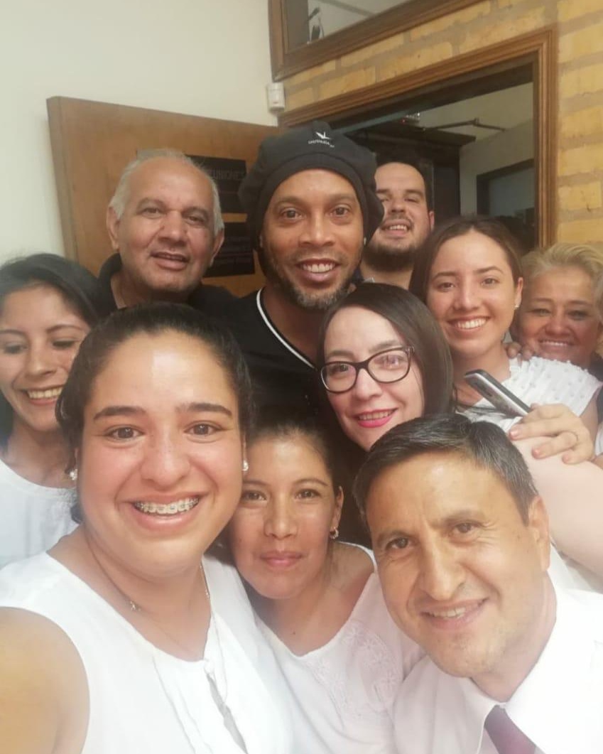 SC_ESPN's tweet photo. Ronaldinho con los empleados de la fiscalía de Asunción donde lo llevaron a declarar. https://t.co/Akn1GPfIkl