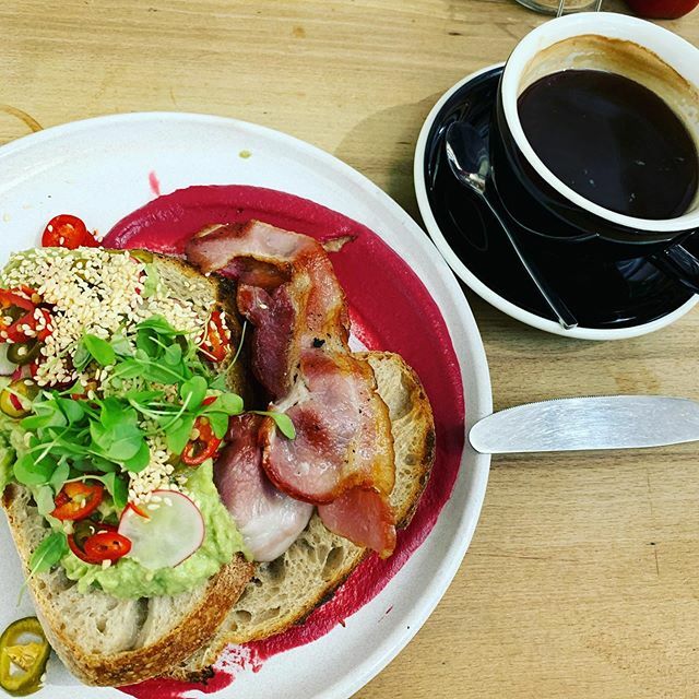 authentic_simon's tweet photo. Vegan avocado with beet, radish etc on sourdough, with a bacon garnish #blackcoffee #postwod #lunch #catchup #vegan #carnivore with @natalieeyers 🙌😊💪🔥 https://t.co/ftCYTkZzeM https://t.co/P4NqDCh4cV