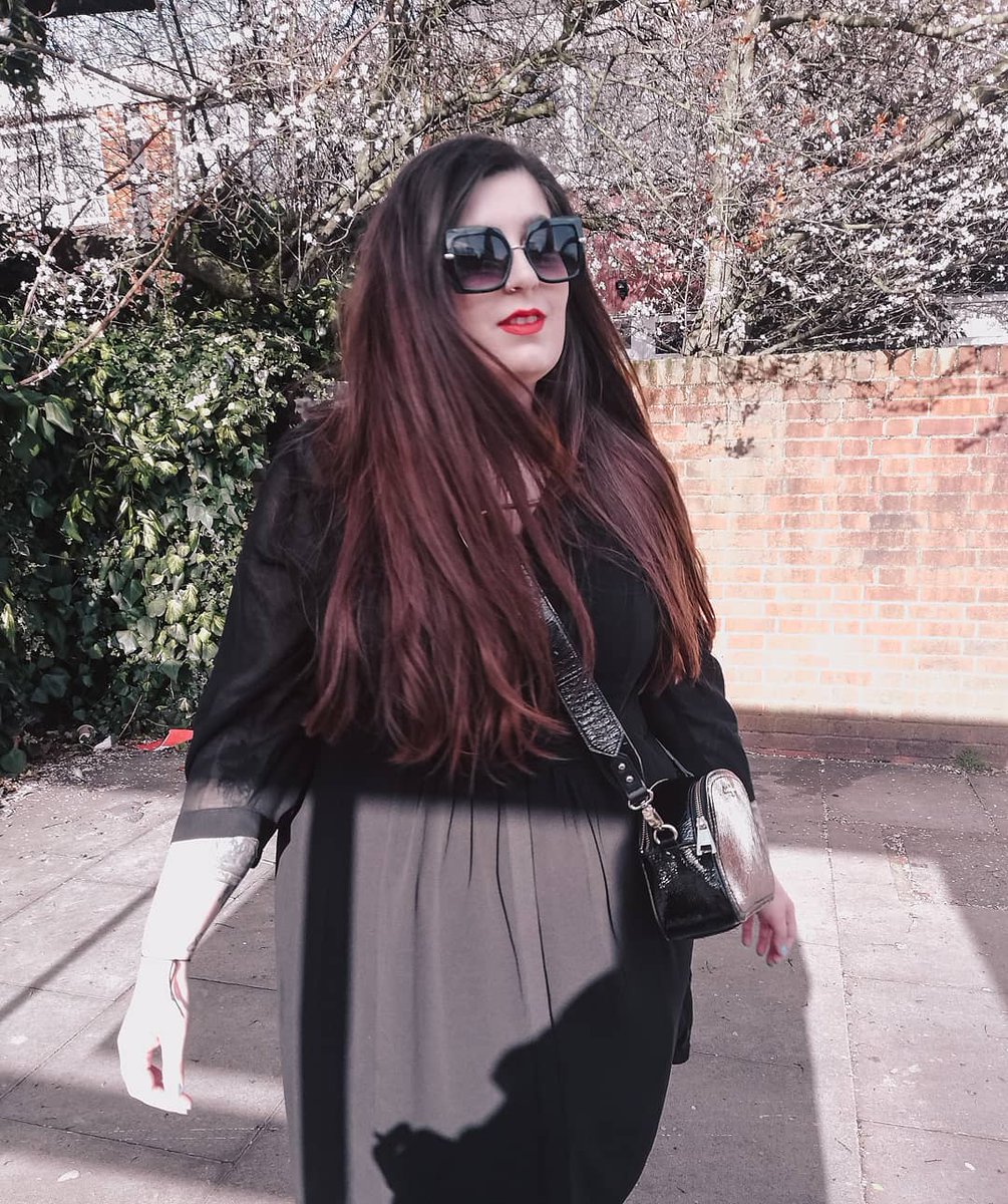 Because you can never have too many LBDs. Blogger Mollie Munroe Quirk wears the Juliet Pin Tuck dress > bit.ly/2Tz864k

#Plus #Curve #PlusSizeFashion #CurveBlogger #Fashion #LBD