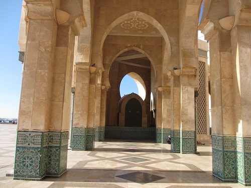 WomanTravels's tweet photo. Modelled after Marseille in France, the bustling port city of #Casablanca, #Morocco has a curious architectural style – famous for its art deco French-colonial buildings and Mauresque governmental institutions, an old medina. https://t.co/p0pP80d9ro https://t.co/75TbGo3qWV