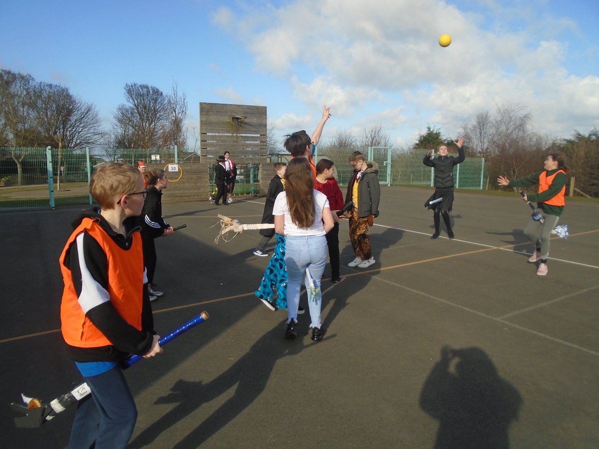 ClaveringTS27's tweet image. #6JB As part of our Harry Potter themed #WorldBookDay. We created brooms and competed in a quidditch tournament. Our favourite part of the game was definitely electing a child to be the golden snitch for the seekers to chase!🧙‍♂️🧙‍♀️⚡️📚