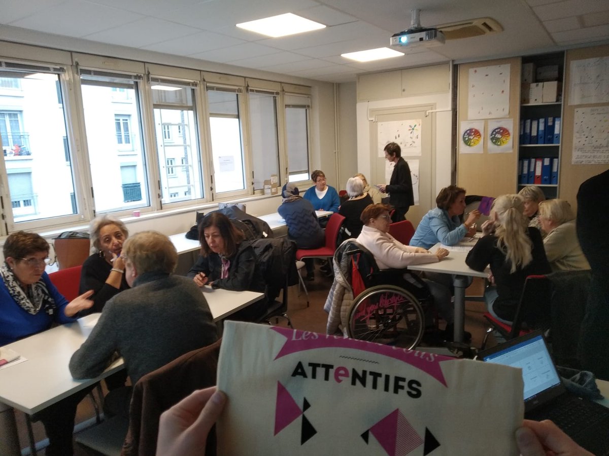 MentNico's tweet photo. 1er atelier mais pas le dernier! On construit le projet social de la résidence intergénérationnelle de gratte ciel avec nos locataires. Belle energie = beaux projets. #intergénérationnelle #EMH #gratteciel #leparisolidaire https://t.co/MJbz5v8ApC