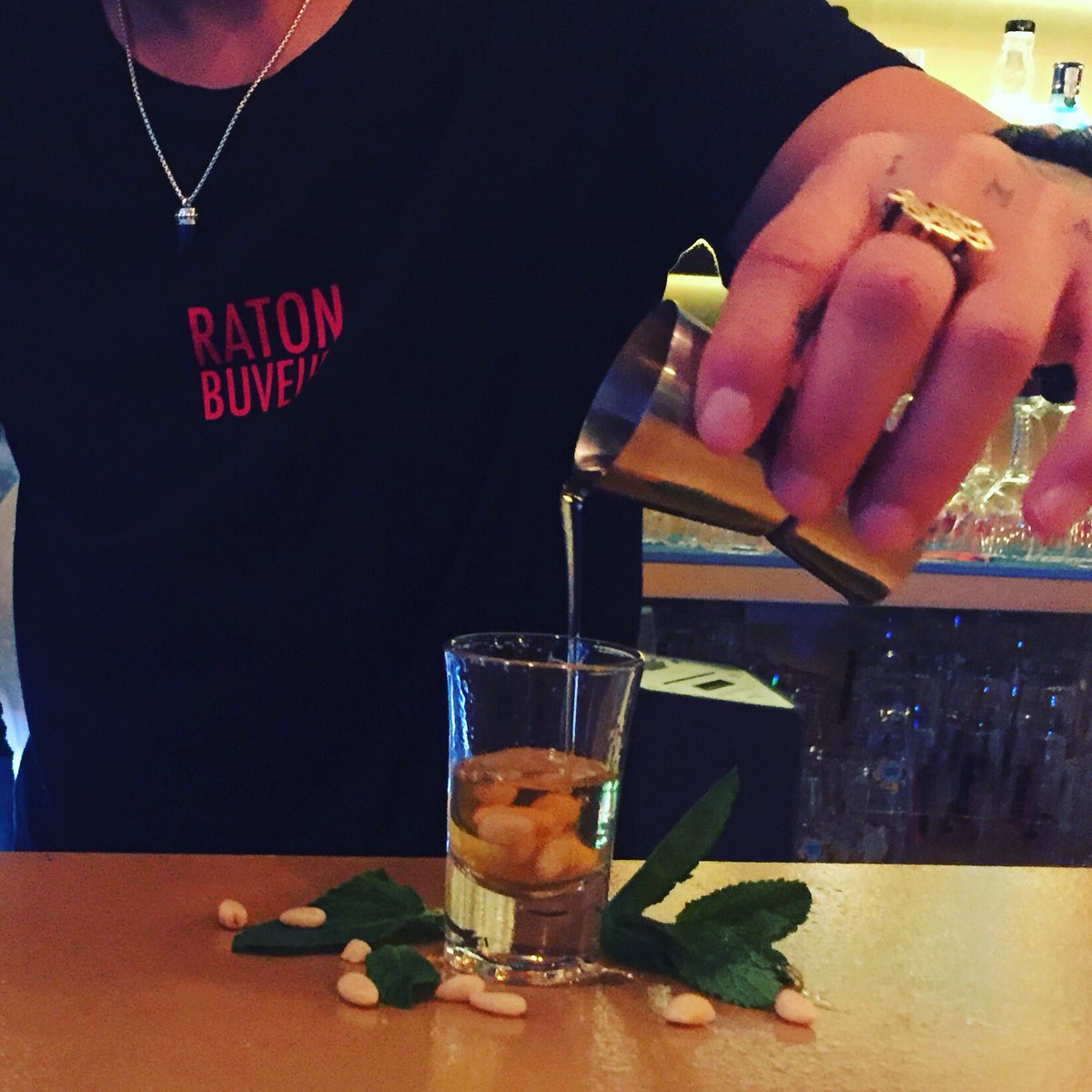 RatonBuveur's tweet photo. Shots avec des pignons, un petit goût d’hiver #shots #shotcreation #RatonBuveur #RatonBuveurParis11 https://t.co/GwtERHMBlg