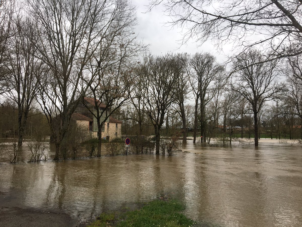 ClimatVendee's tweet photo. 💦Le moulin de Rambourg à Nesmy #vendee a les pieds dans l’eau avec la crue de l’#yon !
Soyez prudent, ça coule fort! Ne vous approchez pas des berges!
#meteo #meteo85 #crue #inondation #climatvendee https://t.co/DCMk6hnHxr