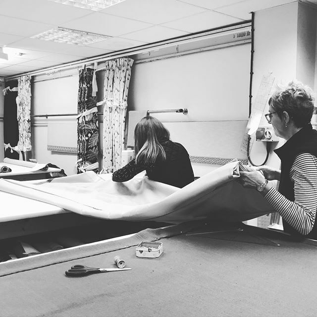LisaDStudio's tweet photo. Gemma is working on some wide blinds which require some teamwork to ensure they are kept as flat  as possible! #workroom #teamworkmakesthedreamwork #interiordesign #softfurnishing https://t.co/kFy9MNS2tW https://t.co/oDUUUDPdV7