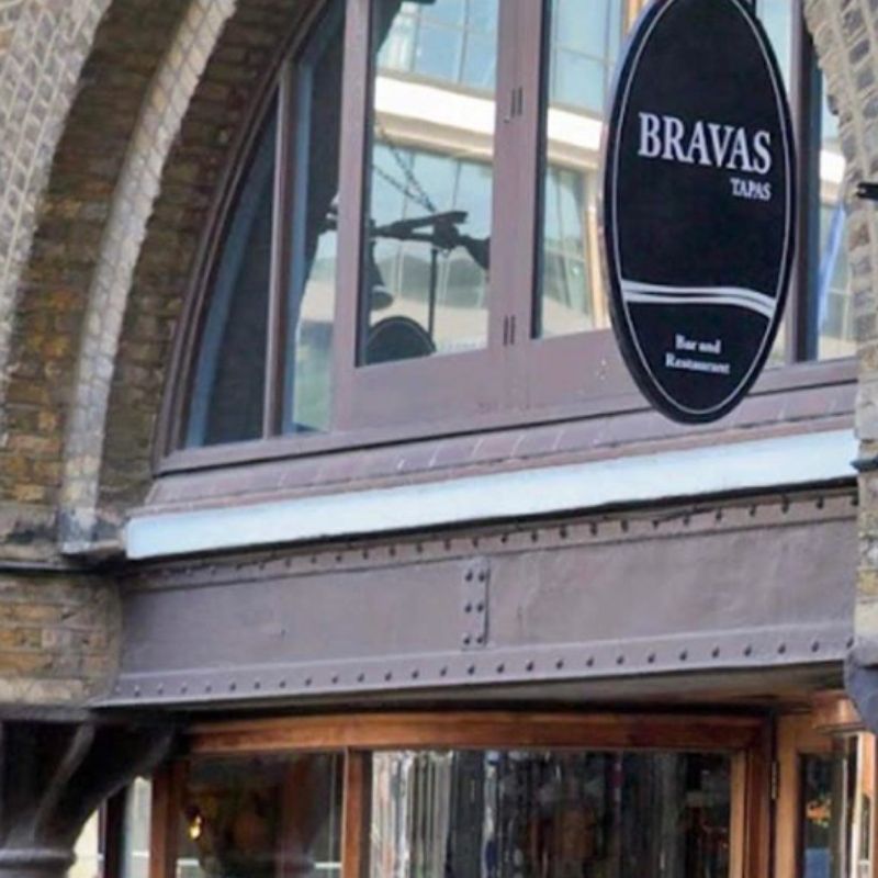 A passer-by came to visit us, thank you @goodfoodtakestalent for the photo. We hope to see you again soon ✨📸
#BravasTapas #LondonRestaurant