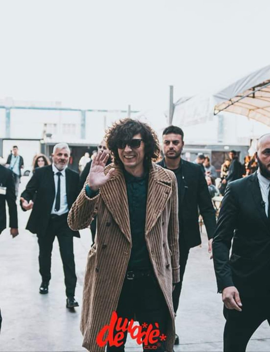 nuccialupetta's tweet photo. Voglio tornare a quel 15 dicembre 😫😫
#ErmalMeta #demodeclub #radunodeilupidiErmal https://t.co/tgAy3fFUEf