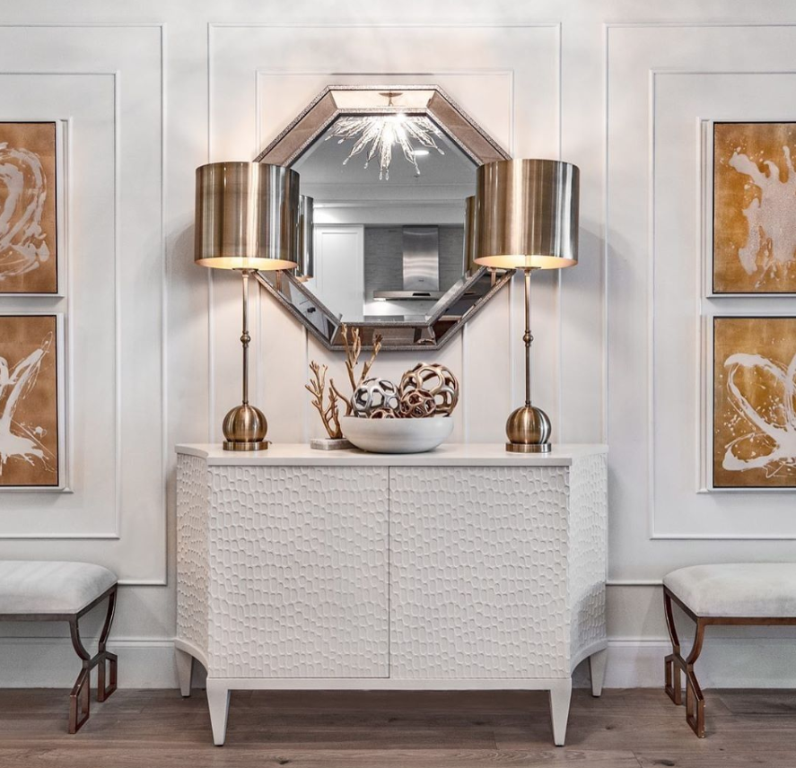 FurnitureInt's tweet photo. The @theodore_alexander_uk chip carved Theron decorative chest brings the right amount of organic texture to this stunningly symmetrical tableau.
📸 #Repost @janet_graham_baers_naples
🔍 6102-201 https://t.co/QVyHre3CDg