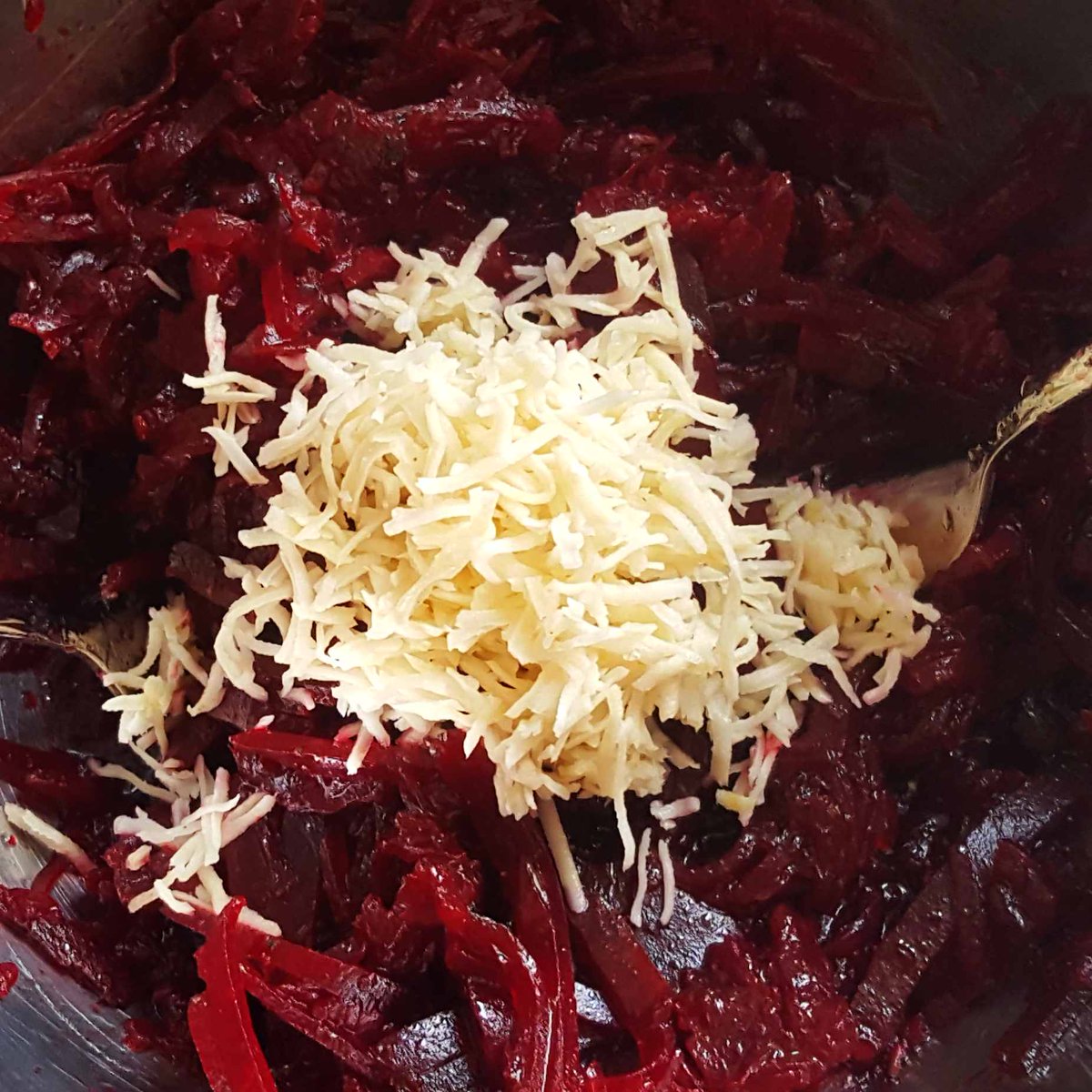 MikeKocht's tweet photo. Einfaches #Twooking einfach gut, auch ohne Fleisch:
#Hirse fürs #Risotto kennt ihr ja von mir schon: #Hirsotto
Heute mit #Erbsen und viel #Parmesan
Dazu #Julienne #Salat von #Rohnen (#RotenRüben) mit #Kren (#Meerrettich)
https://t.co/tKAXsvszUC https://t.co/I9LBagVD6M