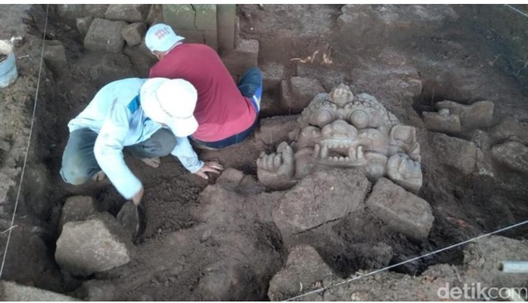 Kala head is found in Pasuruan, East Java. https://m.detik.com/news/berita-jawa-timur/d-4926222/sebuah-kepala-kala-ditemukan-di-reruntuhan-candi-keboireng-pasuruan