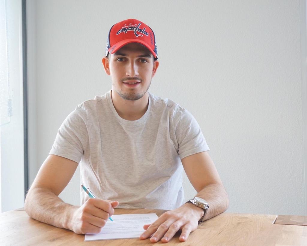 Extremely excited and honoured to sign my first NHL contract with the <a href="/Capitals/">Washington Capitals</a> 🦅 Thanks to all the people that supported me to get to this point!
#AllCaps #nhl