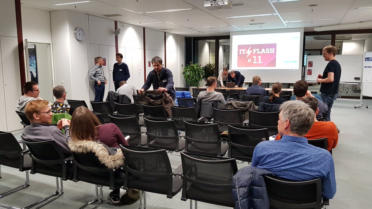 ChristophBorow1's tweet photo. Gleich geht es mit dem 11'ten #ITFlash hier beim @SICPaderborn los. Essen und Getränke stehen bereit, der Raum füllt sich mit Teilnehmern und die Referenten stehen in den Startlöchern. https://t.co/W59Me3En61
