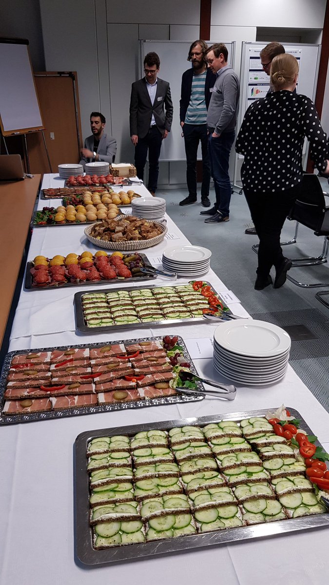 ChristophBorow1's tweet photo. Gleich geht es mit dem 11'ten #ITFlash hier beim @SICPaderborn los. Essen und Getränke stehen bereit, der Raum füllt sich mit Teilnehmern und die Referenten stehen in den Startlöchern. https://t.co/W59Me3En61