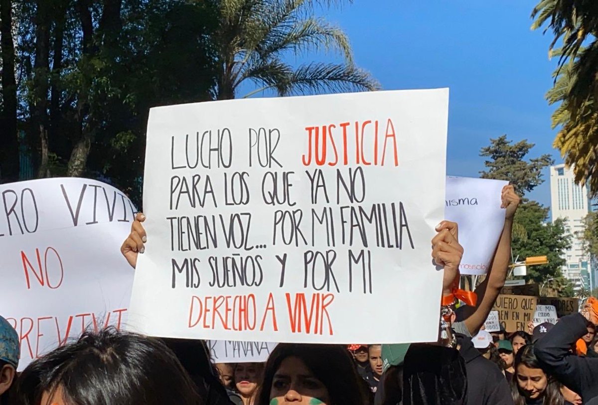 OaxacaPolitico's tweet photo. 🗣Mensajes que se pueden apreciar en la #MegaMarchaUniversitaria que realizan diversas instituciones educativas en #Puebla. La manifestación histórica logró convocar a miles de estudiantes. https://t.co/d5OnWQEkBt