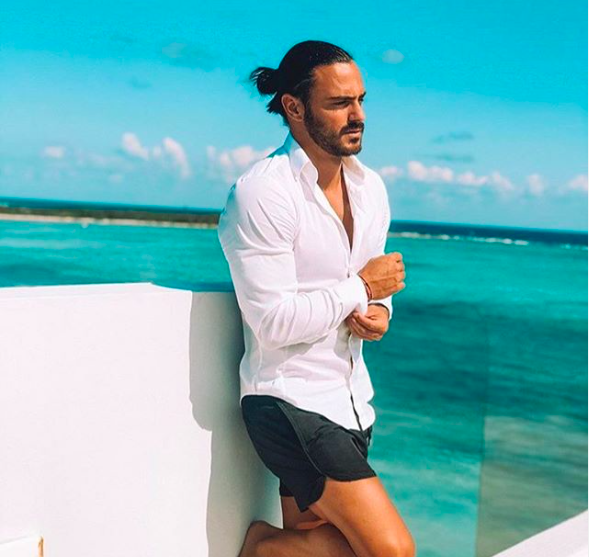 europann_usa's tweet photo. Benji_samat changed his sweater for a more adapted outfit for Tulum, Mexico.
.
.
#Europann #Christmas #Europanninthebeach #Beachwear #Beach #Menswear #Men #Fashion #Fashion2019 #Fashion2020 #Europannman #Fashionaddict #outfitt #swimshort https://t.co/A53rwFRw0u