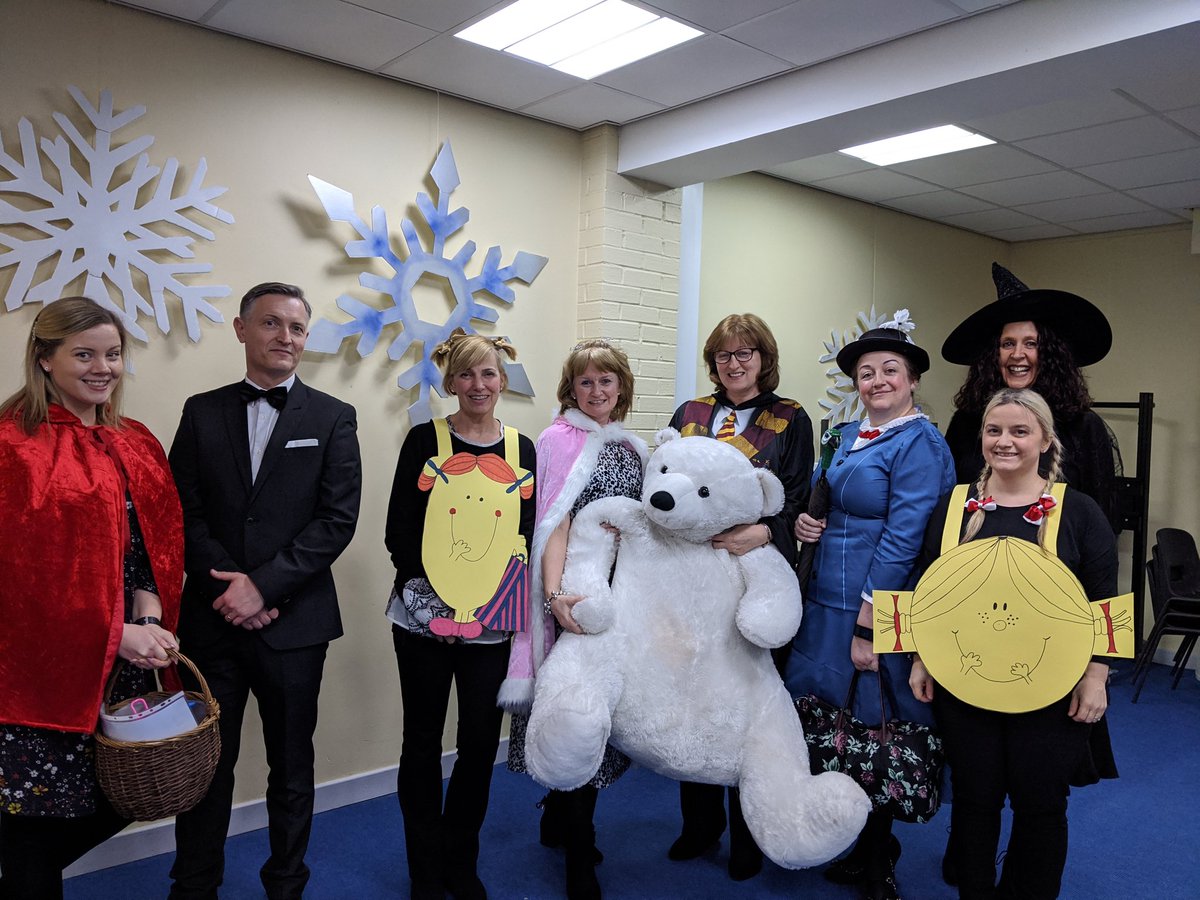 Group photo! Brilliant #WBD here @BannockburnHigh Look out for our book reviews tomorrow!