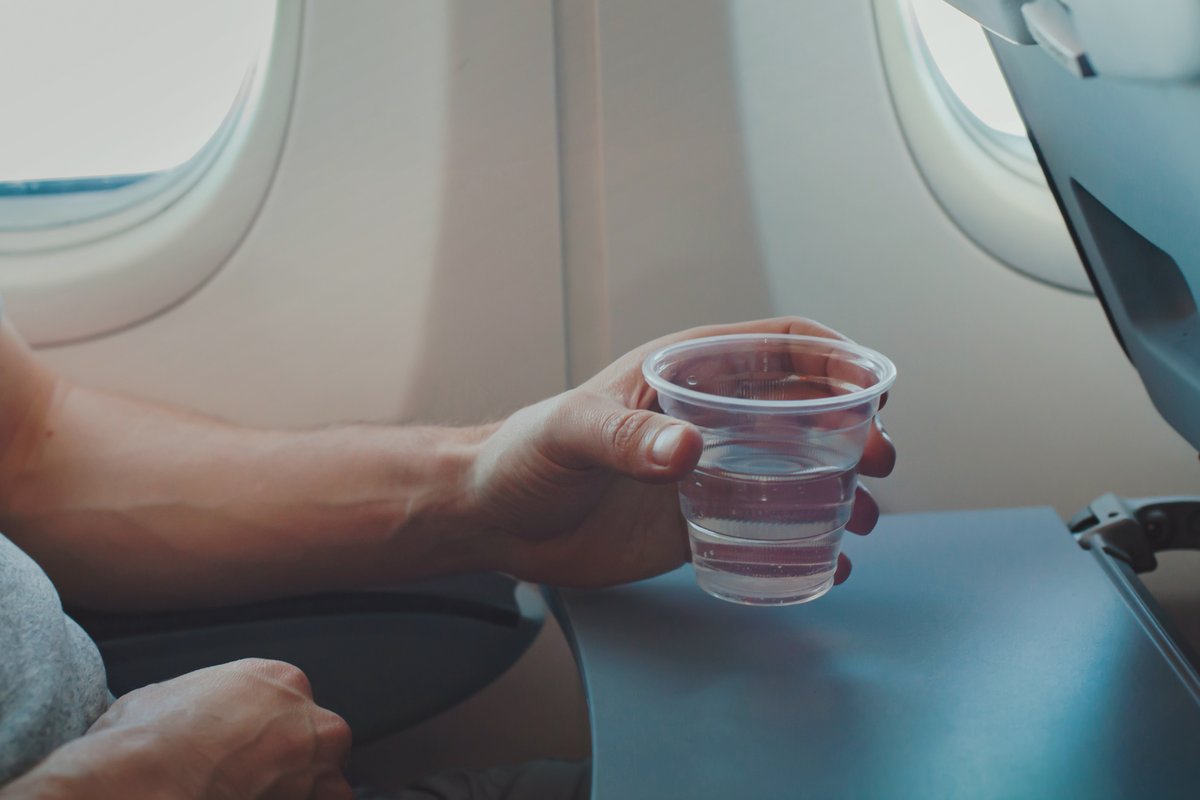 OscilloUSA's tweet photo. Travel causes dehydration. Drink at least 8 oz. of water every hour in the air. Spritzing your face keeps skin moist. Drinking fluids prevents dehydration caused by fever, loosens mucus, & keeps your throat moist. ~ @KenRedcrossMD https://t.co/oV1p9bYdgW #TravelHacks #FluTips https://t.co/OH6qGeMTSJ