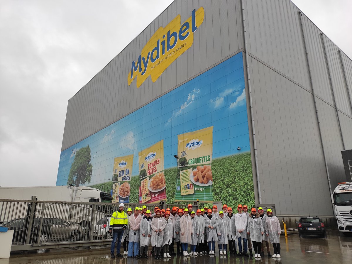ImcaSampers's tweet image. Met de studenten industrieel ingenieur voeding van Campus Schoonmeersen naar Mydibel in Wallonië, Moeskroen! Van aardappel tot friet, vlok of kroket en dit helemaal circulair! Energie, water, aardappel, niets gaat verloren ... #vegitec @FbwUGent @interreg_gotoS3 @InterregFWVL
