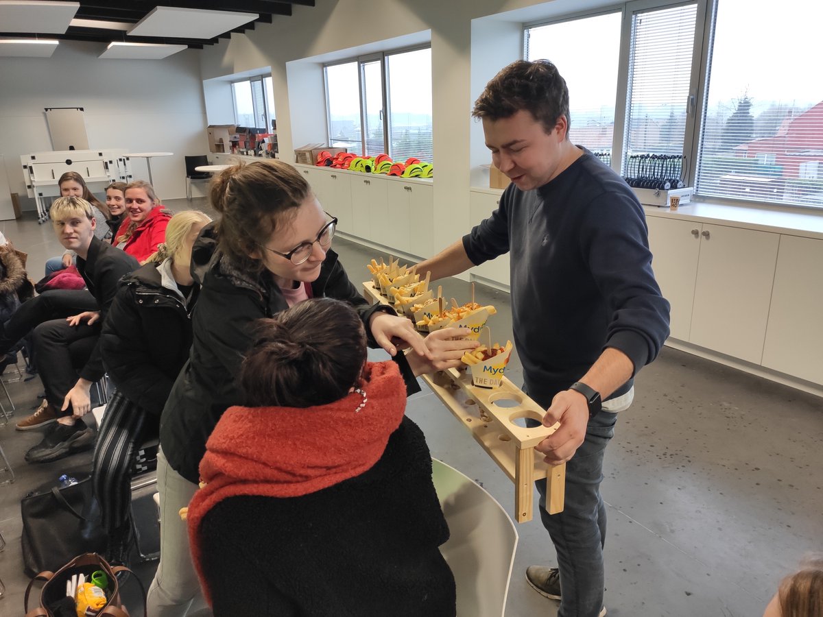ImcaSampers's tweet image. Met de studenten industrieel ingenieur voeding van Campus Schoonmeersen naar Mydibel in Wallonië, Moeskroen! Van aardappel tot friet, vlok of kroket en dit helemaal circulair! Energie, water, aardappel, niets gaat verloren ... #vegitec @FbwUGent @interreg_gotoS3 @InterregFWVL
