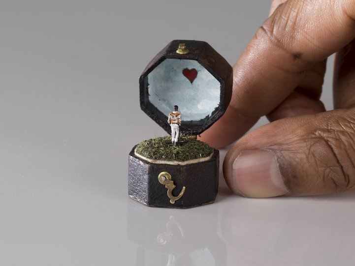 canalacultura's tweet photo. Cajas de anillos #vintage y #dioramas, microescenarios que cobran vida en formas #miniatura, a través de las pequeñas #esculturas creadas por el artista #TALWST, con las cuales hace una crítica a situaciones sociales reales de la #actualidad mundial https://t.co/zqQMENiw40