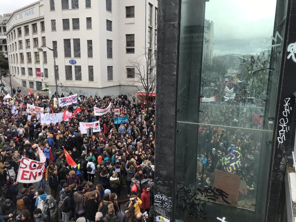 RLacassin's tweet photo. Très forte démonstration à Paris pour un vrai soutien à la #recherche scientifique. #LPPR #Science https://t.co/joUUZpNn8c