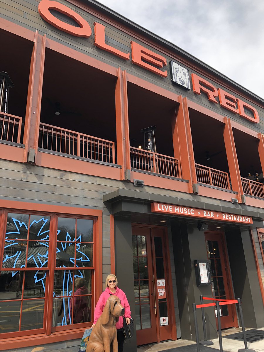 MelyndaE's tweet photo. Lunch with @blakeshelton 😂 super cool place AND there’s live music with funnel cakes. OMG. #NewFavoriteplace https://t.co/bbR6xM4yKZ