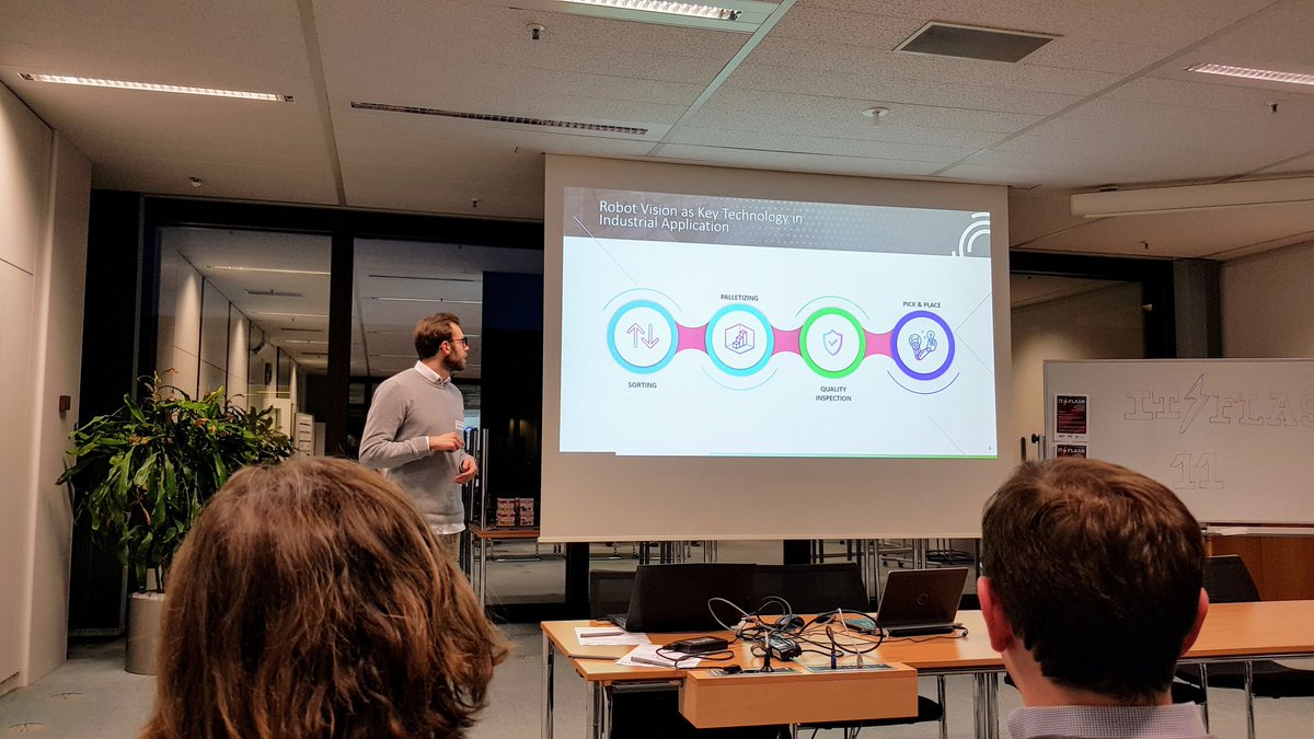 ChristophBorow1's tweet photo. Michael von Unchained Robotics startet auf dem heutigen #ITFlash mit seinem Vortrag über Objekterkennung im industriellen Umfeld.
@SICPaderborn @sncqm @itemis https://t.co/G2m0dbFwWC