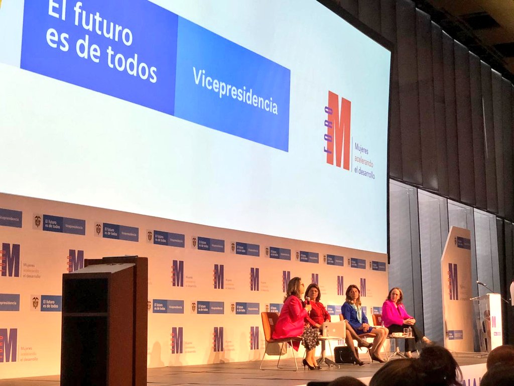 AnaPaolaAgudelo's tweet photo. En el Foro Mujeres Acelerando el Dllo, liderado por @mluciaramirez, en el cual se reconoce el aporte de la mujer al progreso, dllo social y económico del país y se generan compromisos del más alto nivel, para fortalecer la presencia de la mujer colombiana en diferentes sectores. https://t.co/qwxdbtycka