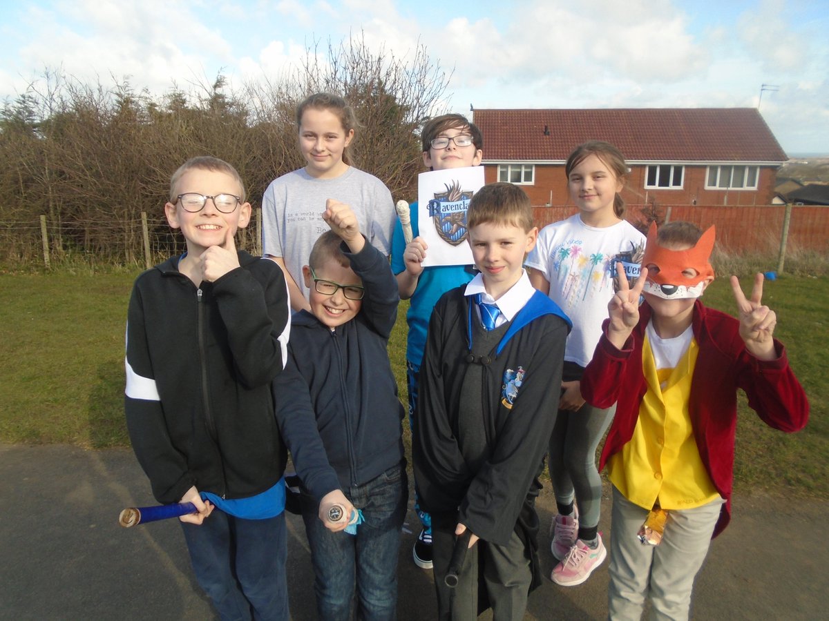 ClaveringTS27's tweet image. #6JB As part of our Harry Potter themed #WorldBookDay 6JB created broomsticks to play in our quidditch tournament.
#Gryffindor 🦁
#Ravenclaw 🦅
#Hufflepuff 🦡
#Slytherin 🐍