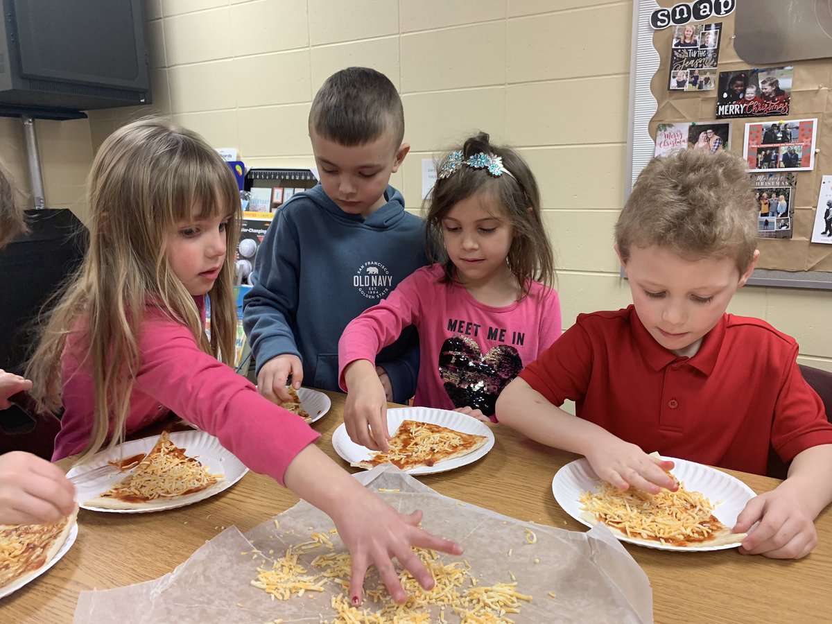 BloominKinders's tweet photo. Bringing how-to writing to life: how to make a pizza @howard_huskies https://t.co/LUFKSqhOZZ