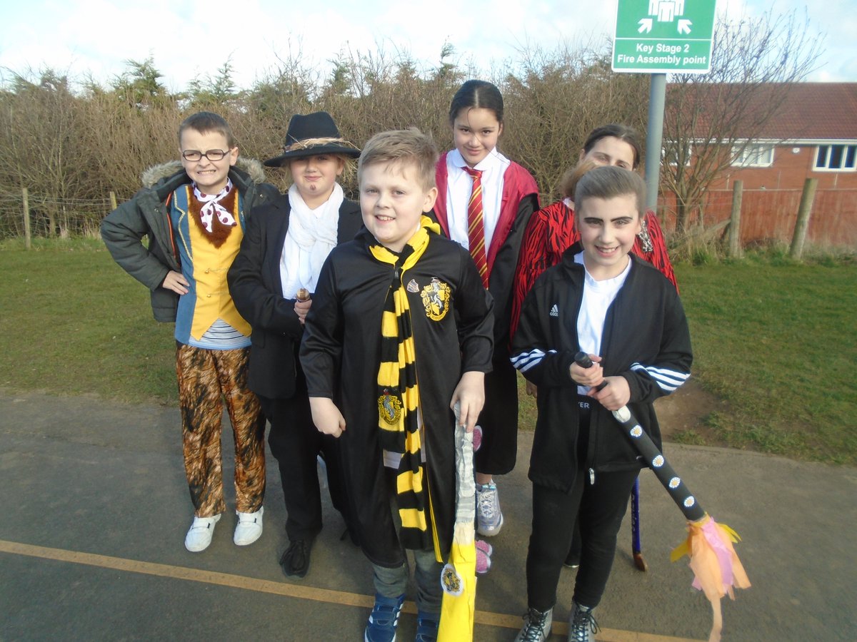 ClaveringTS27's tweet image. #6JB As part of our Harry Potter themed #WorldBookDay 6JB created broomsticks to play in our quidditch tournament.
#Gryffindor 🦁
#Ravenclaw 🦅
#Hufflepuff 🦡
#Slytherin 🐍