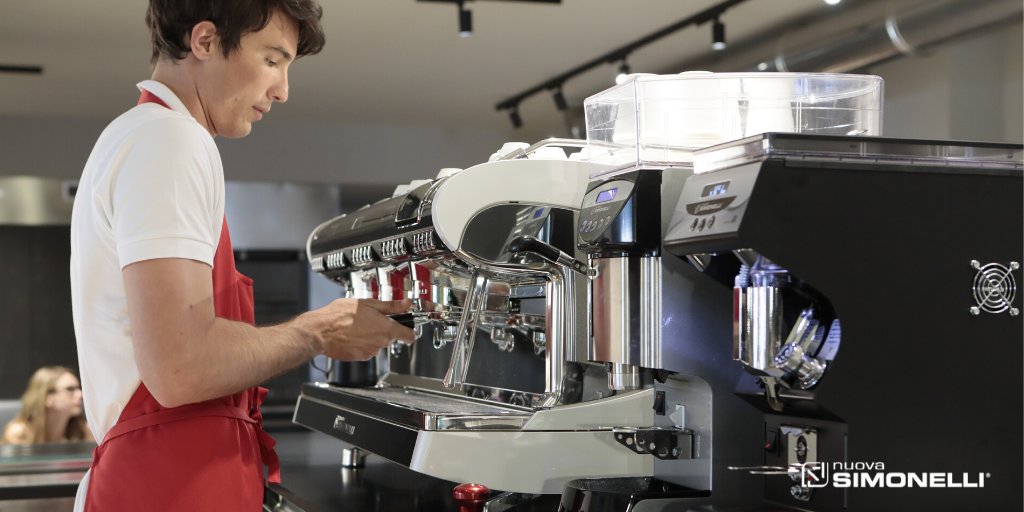 nuovasimonelli's tweet photo. Do you find serving consistent coffee a challenge? A reliable espresso coffee machine and high performing coffee grinders may support your baristas in providing excellent service and constant quality day in and day out. #aureliawave #mythosone #mythosplus https://t.co/nPsQmOZH3h