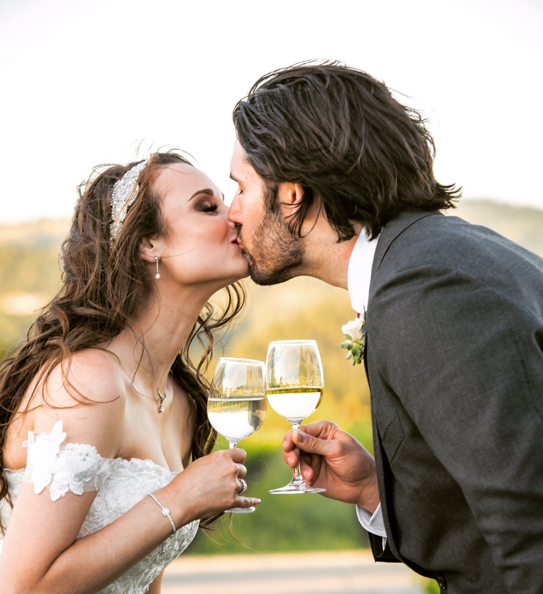 KenViale's tweet photo. Brittany & Paul🥂#vsattuiwedding #kissinthevineyard #love #napastyle #sthelena #wine #wedding #dirtybootsandmessyhair #winerywedding #kenvialephotography https://t.co/nK6IB3Z5zu