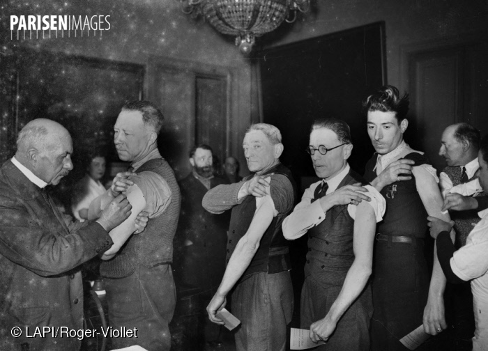 Roger_Viollet's tweet photo. [PARIS EN IMAGES] #Vaccination
Vaccination contre la variole. Paris, 1942.
© LAPI/Roger-Viollet 
https://t.co/K9wPMMeWpl https://t.co/XATp4foFha