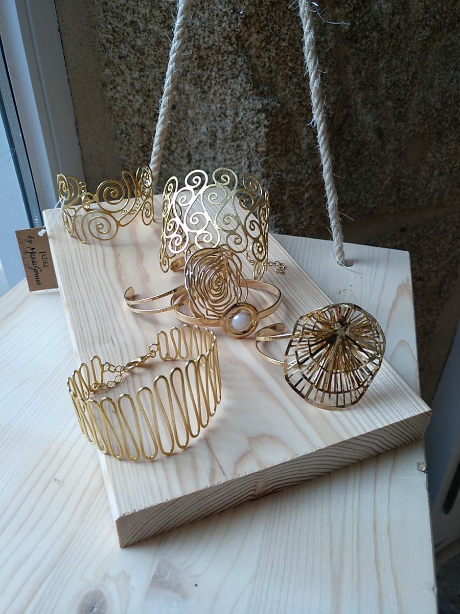 MariaLazuli's tweet photo. Pulseras y brazaletes que por sí solos visten en cualquier ocasión; totalmente hechos a mano y bañados en oro de 18k. https://t.co/BEAIWkAPc7 #marialazuli #joyas #diseño #brazaletes #hechoamano #joyasdediseño #complementos #pulseras #diseñodejoyas https://t.co/HuDe3s2yOj