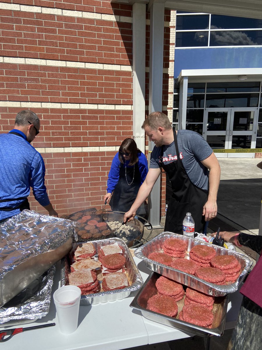 harper_kara's tweet photo. When admin says burgers for lunch this is what they mean!! โ๏ธ ๐ @BBJHBears @drbenpetty @slcantu1 @jhubbardap #treatourteacherstolunch #cookout #daybeforespringbreak https://t.co/tEg2AzdiTQ